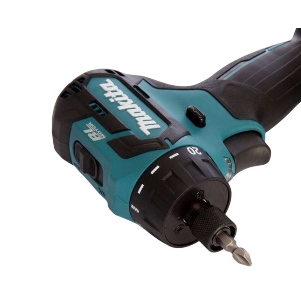 Аккумуляторная дрель-шуруповерт Makita DF032DWAE, 10.8 В/12 В, 1500 об/мин, с 2 АКБ 2 Ач и ЗУ, в кейсе