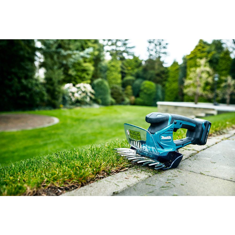 Аккумуляторные садовые ножницы Makita, 12 В, 16 см, 2500 ход/мин, с 2 АКБ 2 Ач и ЗУ, UM600DWAE