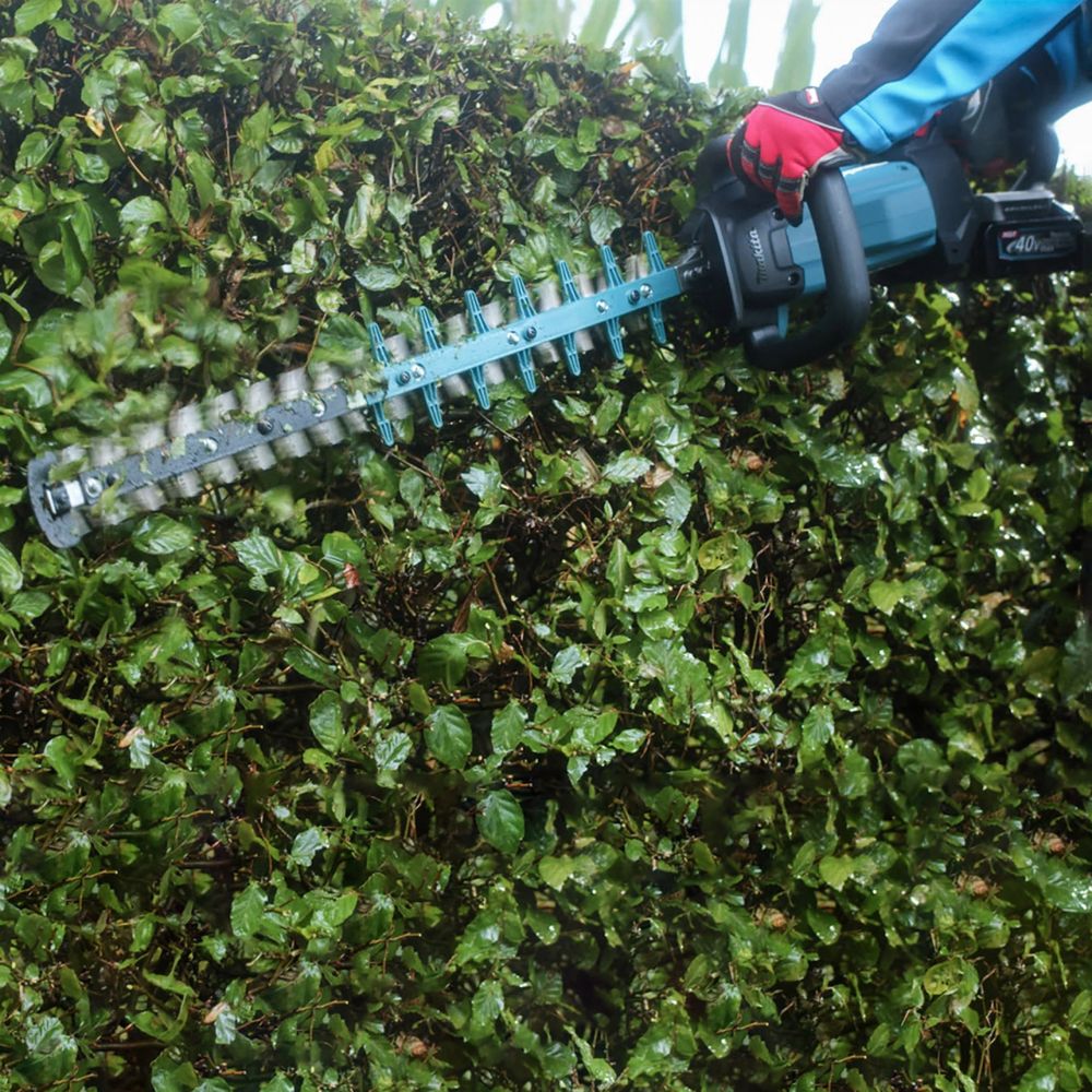 Набор Makita: аккумуляторный кусторез UH004GZ, 40 В, 60 см, 5000 рез/мин + АКБ BL4040, 40 В, 4 Ач и ЗУ DC40RA, 40 В, 6 А, PT961