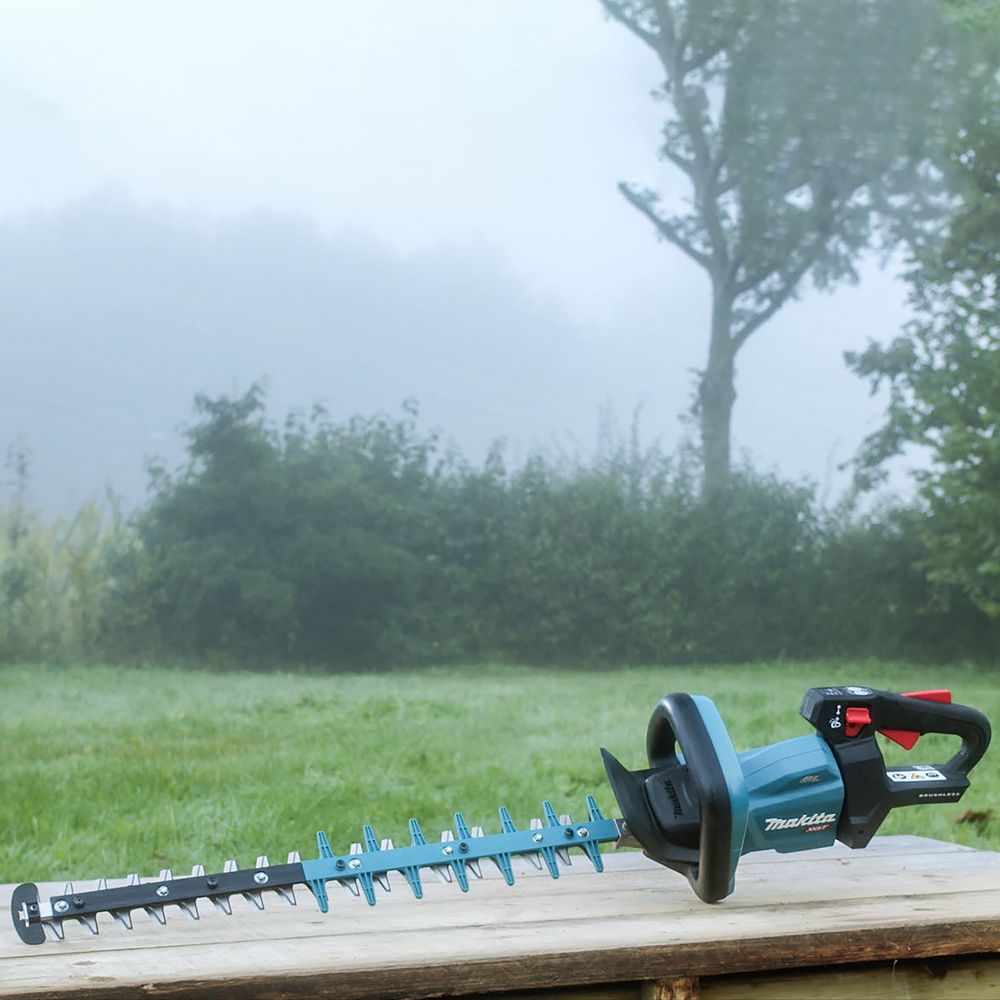 Набор Makita: аккумуляторный кусторез UH004GZ, 40 В, 60 см, 5000 рез/мин + АКБ BL4040, 40 В, 4 Ач и ЗУ DC40RA, 40 В, 6 А, PT961