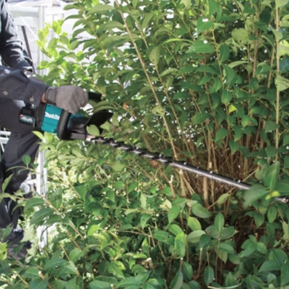 Набор Makita: аккумуляторный кусторез UH004GZ, 40 В, 60 см, 5000 рез/мин + АКБ BL4040, 40 В, 4 Ач и ЗУ DC40RA, 40 В, 6 А, PT961