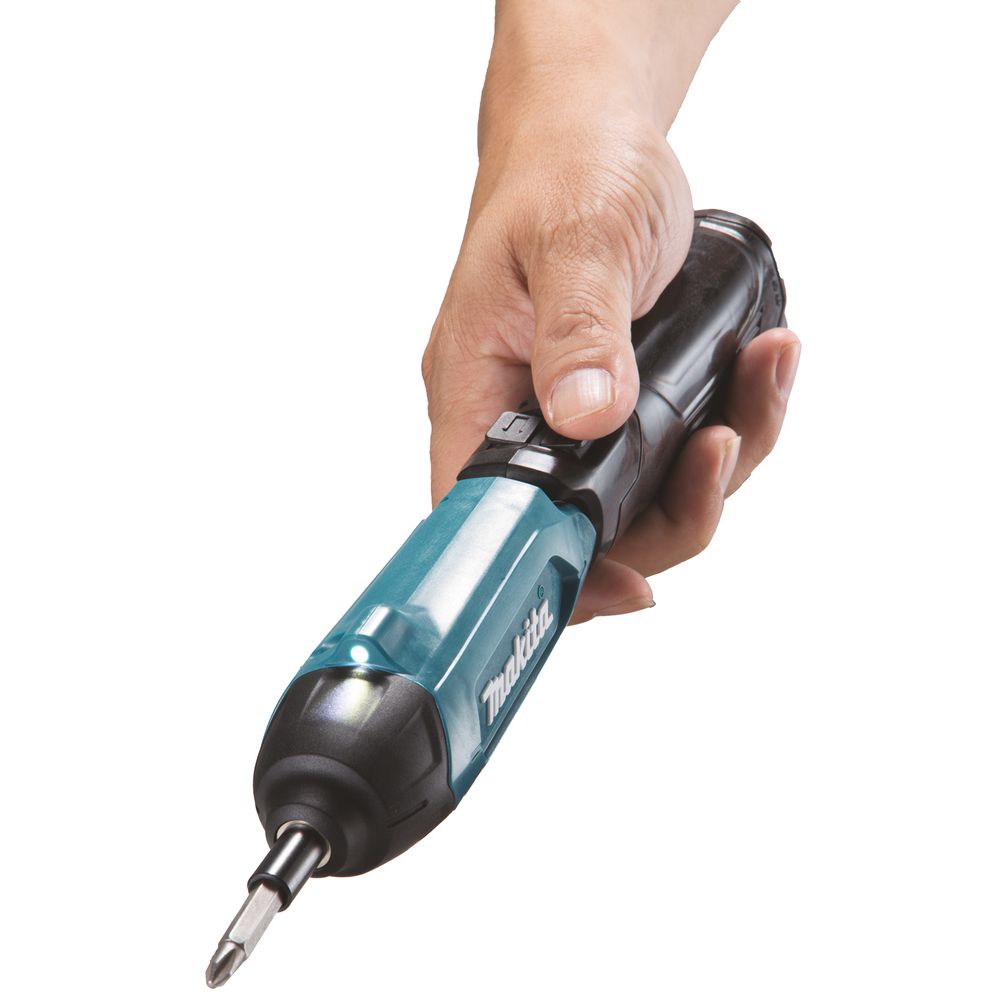 Аккумуляторная отвертка Makita DF001DW, с комплектом аксессуаров, в кейсе