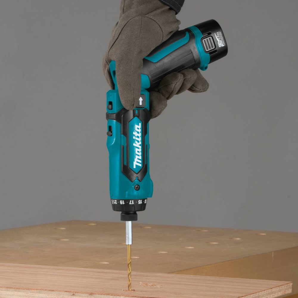 Аккумуляторная отвертка Makita DF012DSE, с 2 АКБ 1.5 Ач и ЗУ, в кейсе