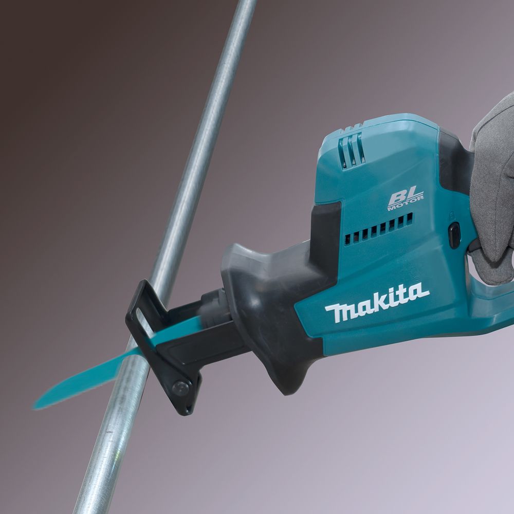 Аккумуляторный набор Makita, 18 В: гайковерт DTW300 + сабельная пила DJR189, с 2 АКБ 5 Ач и ЗУ, в кейсе