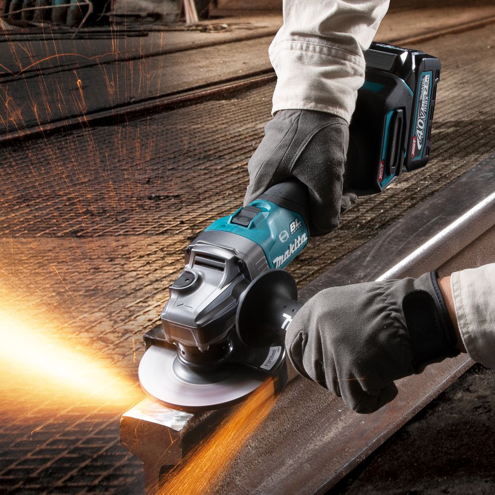 Аккумуляторная угловая шлифмашина Makita GA005GM201, 40 В, 125 мм, 8500 об/мин, с 2 АКБ 4 Ач и ЗУ, в кейсе