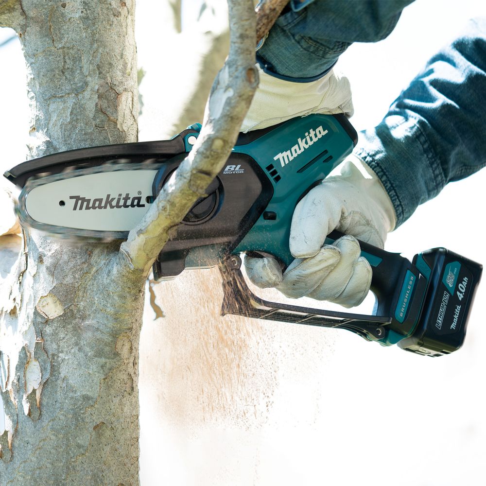 Аккумуляторный набор садовой техники Makita, 12 В: цепная пила UC100 + воздуходув UB101, с АКБ 2 Ач и ЗУ