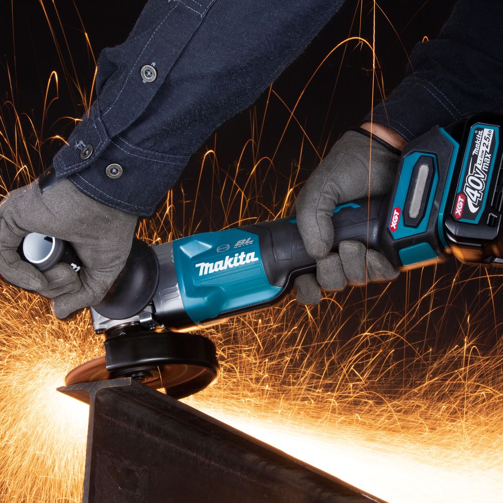 Аккумуляторная угловая шлифмашина Makita GA013GU201, 40 В, 125 мм, 8500 об/мин, с 2 АКБ 4 Ач и ЗУ, в кейсе MakPac