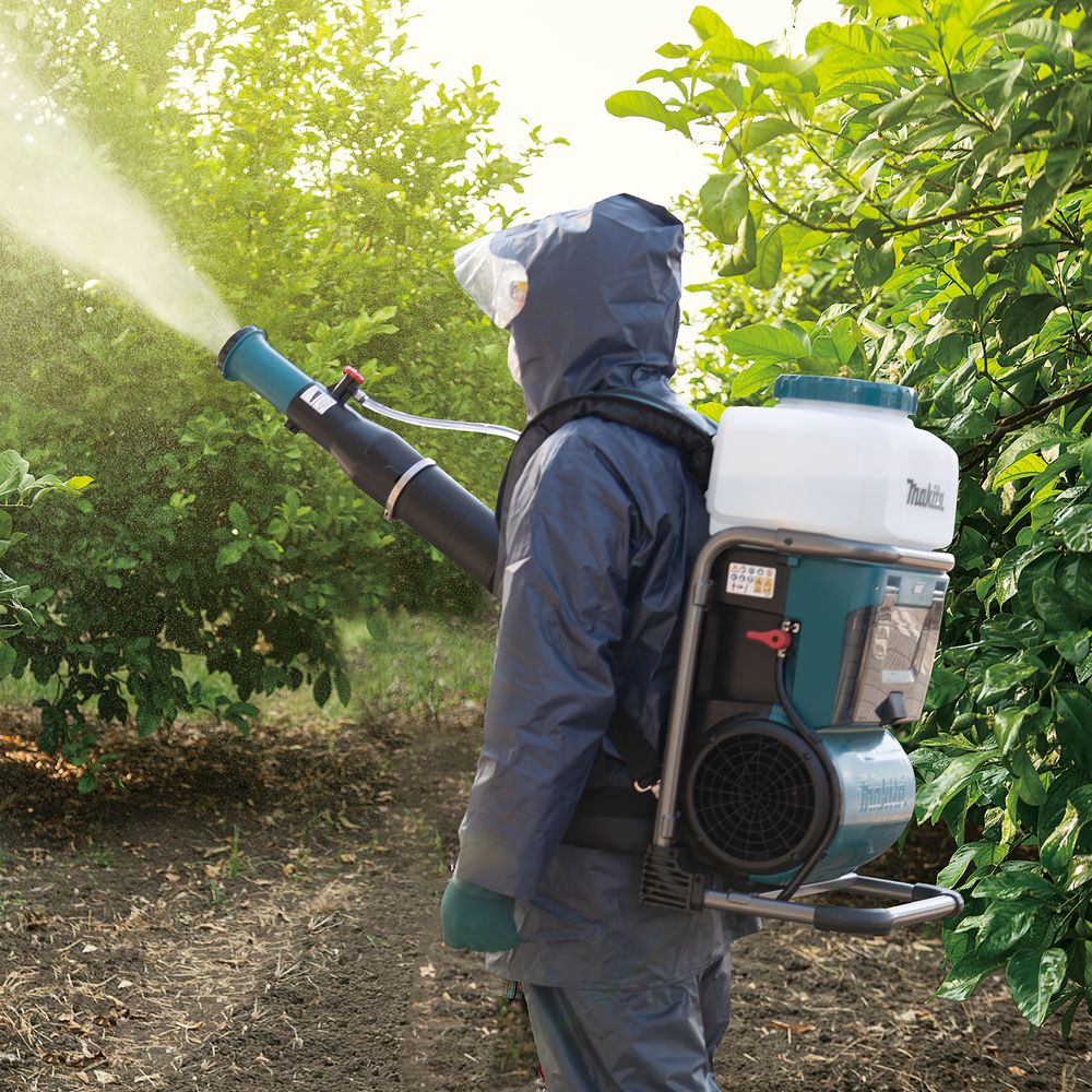 Аккумуляторный ранцевый опрыскиватель Makita PM001GL202, 40 В, 15 л, 14,3 м³/мин, с 2 АКБ 8 Ач и ЗУ