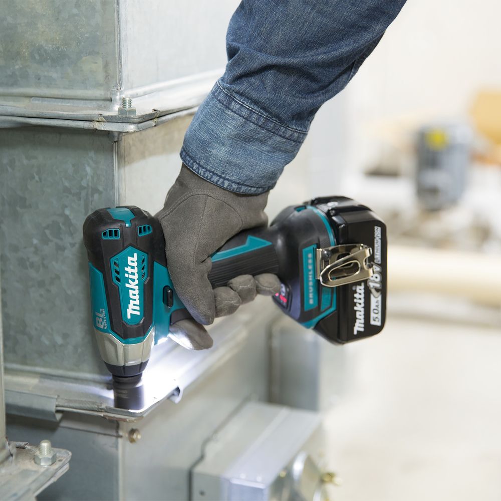Аккумуляторный ударный гайковерт Makita DTW180RFE, 18 В, 180 Нм, 3600 уд/мин, с 2 АКБ 3 Ач и ЗУ, в кейсе
