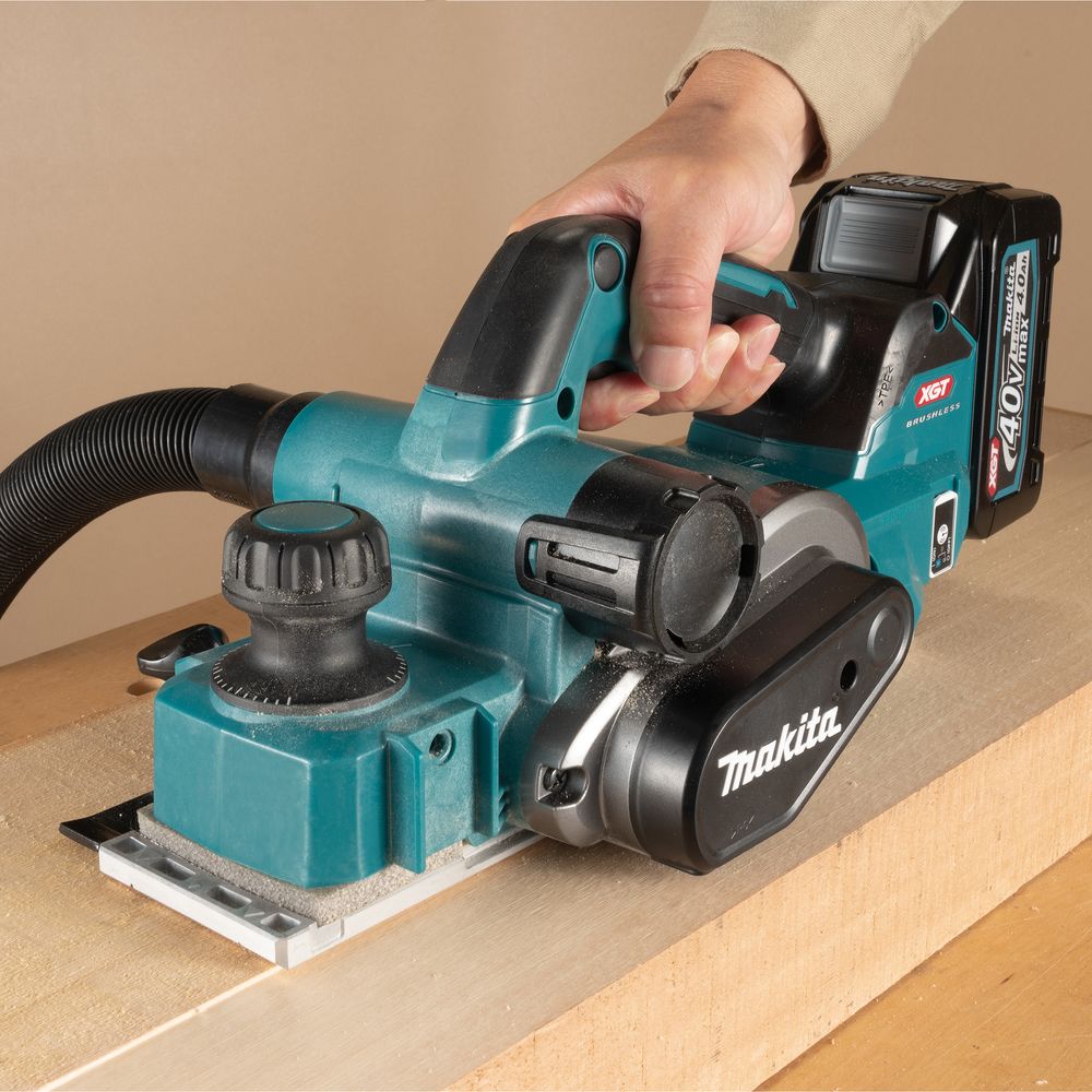 Аккумуляторный набор Makita, 40 В: угловая шлифмашина GA004 + рубанок KP001, с 2 АКБ 4 Ач и ЗУ, в кейсе MakPac
