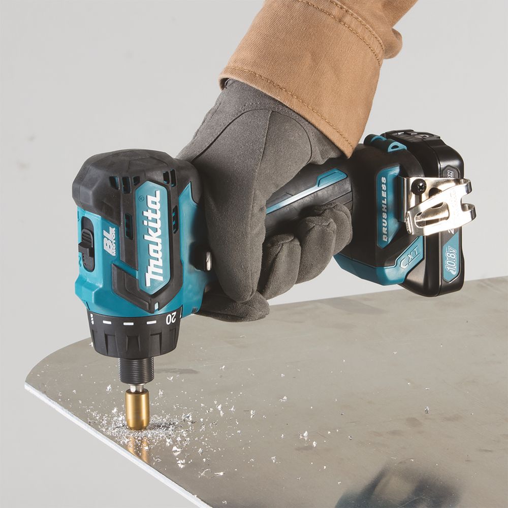 Аккумуляторная дрель-шуруповерт Makita DF032DWAE, 10.8 В/12 В, 1500 об/мин, с 2 АКБ 2 Ач и ЗУ, в кейсе