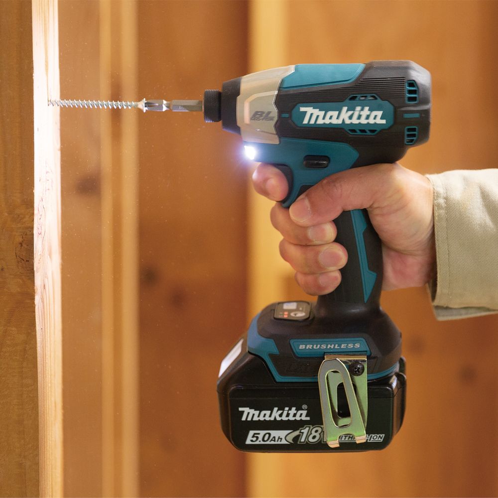 Аккумуляторный ударный шуруповерт Makita DTD157RTJ, с 2 АКБ 5 Ач и ЗУ, в кейсе MakPac-2