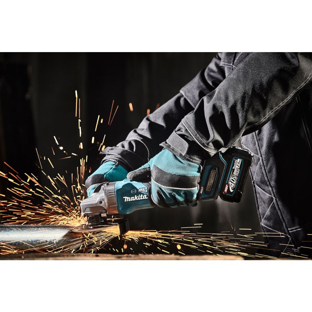 Набор: аккумуляторная угловая шлифмашина Makita GA005GZ, 125 мм, 8500 об/мин + аккумулятор с зарядным устройством Makita (XGT, 1x4.0Ач, DC40RA) 191J67-0