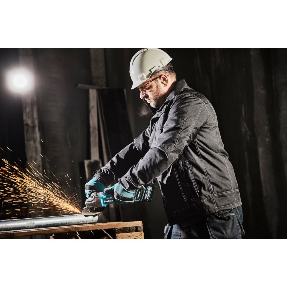 Набор: аккумуляторная угловая шлифмашина Makita GA005GZ, 125 мм, 8500 об/мин + аккумулятор с зарядным устройством Makita (XGT, 1x4.0Ач, DC40RA) 191J67-0