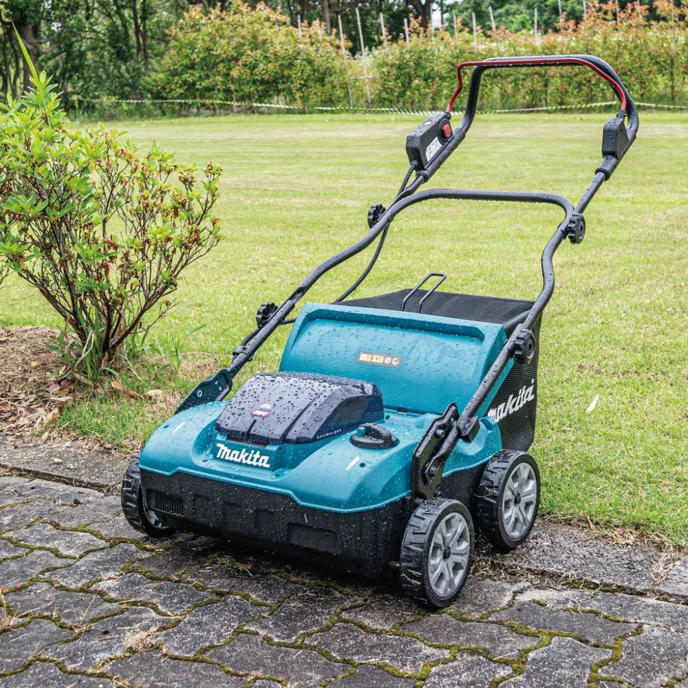 Аккумуляторный скарификатор-аэратор Makita, 40 В, 38 см, 50 л, 3200 об/мин, без АКБ и ЗУ, UV001GZ