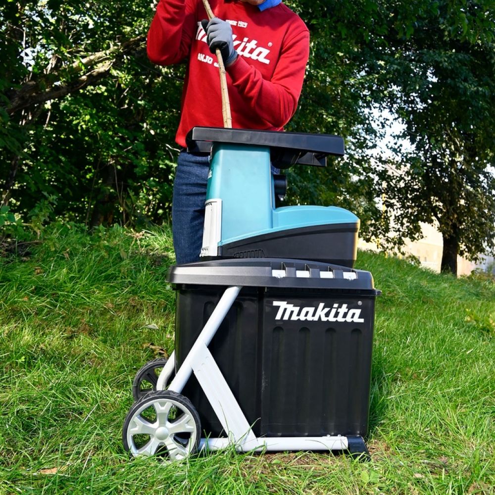 Набор садовой техники Makita: аккумуляторный кусторез-высоторез DUN461W + сетевой измельчитель UD2500, с АКБ 3 Ач и ЗУ