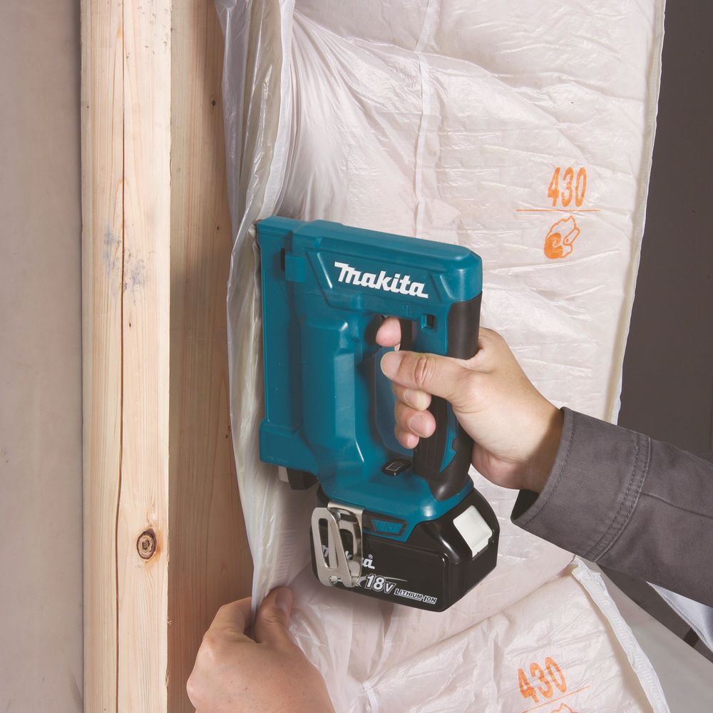 Аккумуляторный степлер Makita DST112Z, без АКБ и ЗУ