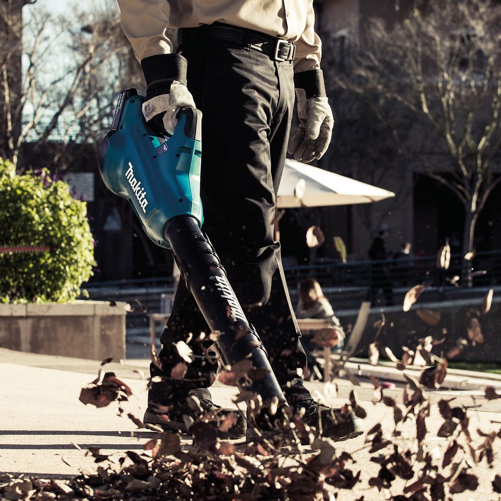 Аккумуляторный набор садовой техники Makita, 18 В: газонокосилка DLM382 + воздуходувка DUB362, с 2 АКБ 4 Ач и ЗУ