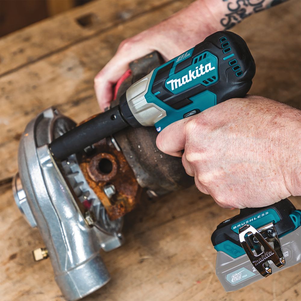 Аккумуляторный ударный гайковерт Makita TW161DWAE, 2400 об/мин, с 2 АКБ 2 АЧ и ЗУ, в кейсе