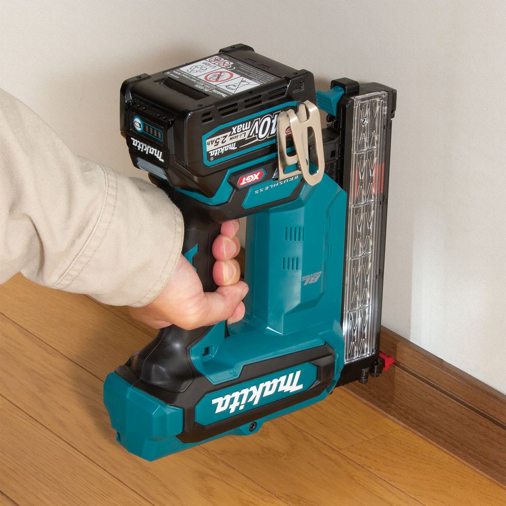 Аккумуляторный гвоздезабивной пистолет Makita FN001GZ, 40 В, без АКБ и ЗУ