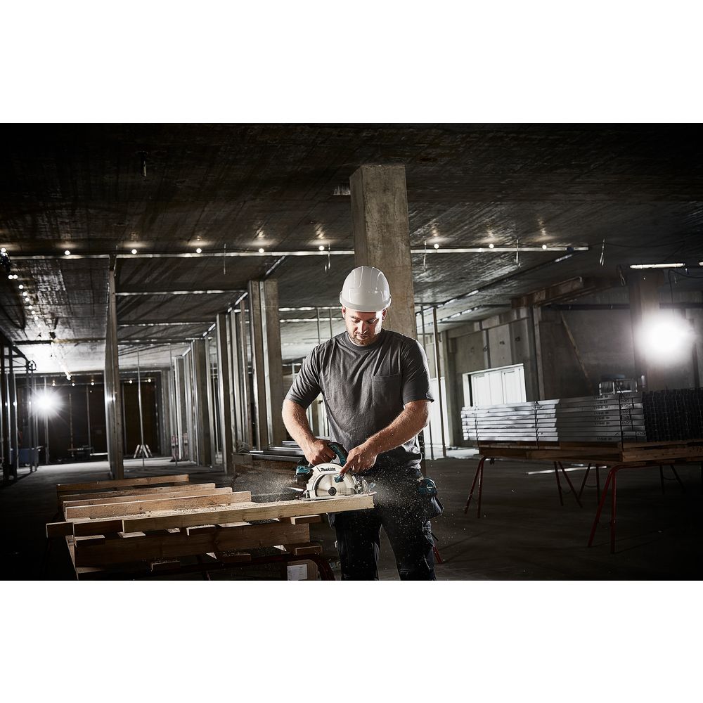 Аккумуляторная дисковая пила Makita 190 мм LXT, DHS710RM2J