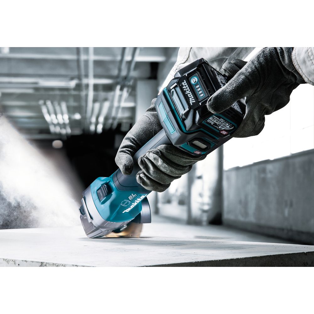 Аккумуляторная шлифовальная машина Makita GA004GM201, 40 В, 115 мм, 8500 об/мин, с 2 АКБ 4 Ач и ЗУ