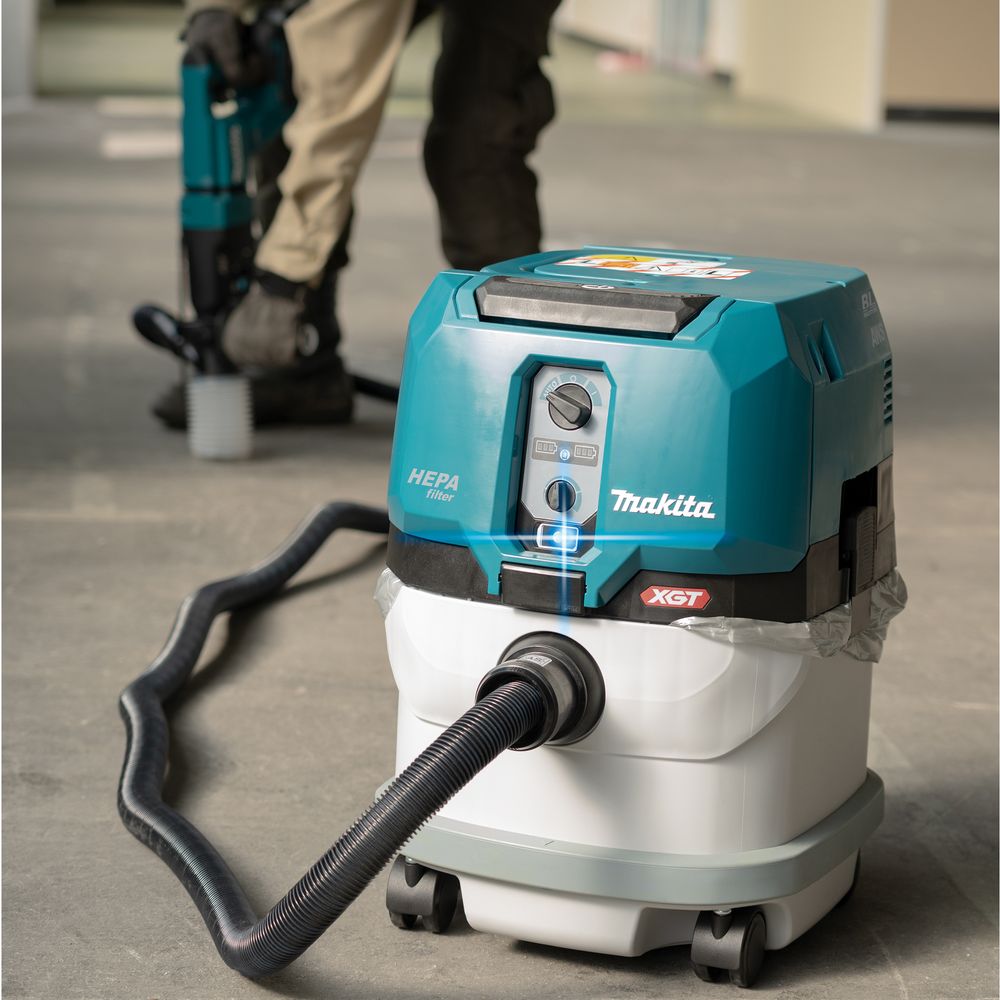 Набор Makita: аккумуляторный пылесос VC004GLZ01, 15 л, 1.8 м³/мин + аккумулятор BL4040, 40 В, 4 Ач + быстрое зарядное устройство DC40RA, PT992