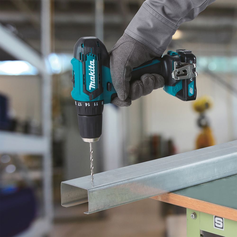 Набор Makita: аккумуляторный пылесос CL121DWA + аккумуляторная ударная дрель-шуруповерт HP333DZ, PT1001