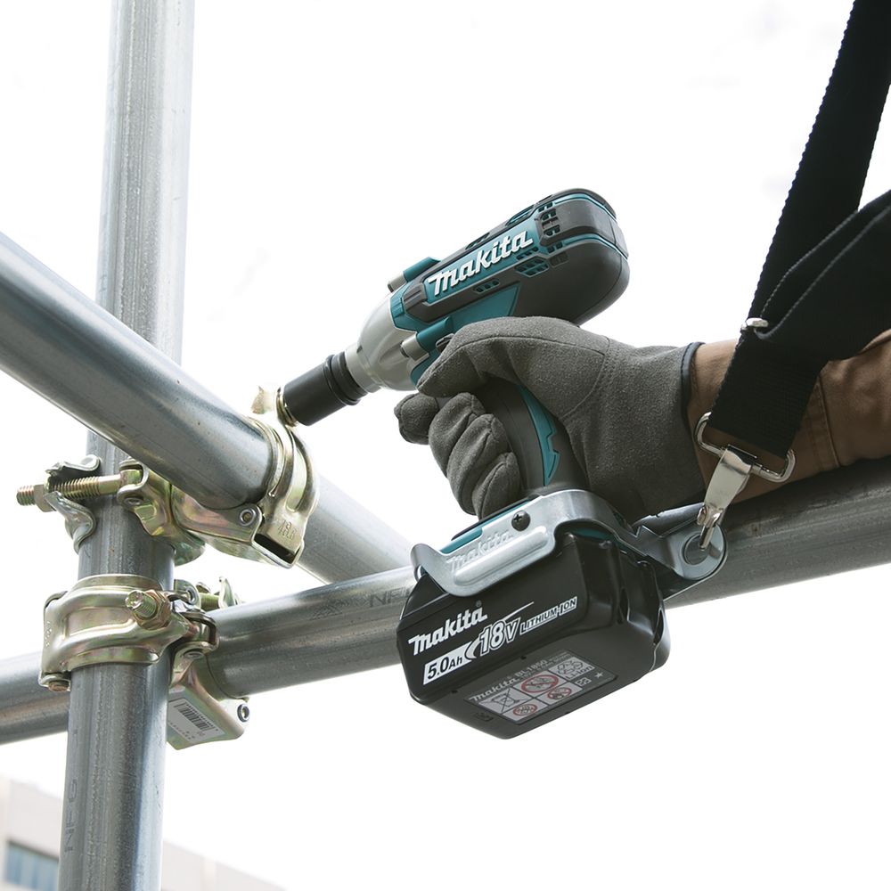 Аккумуляторный гайковерт Makita DTW190, 18 В, 190 Нм, 3000 уд/мин, с АКБ 3 Ач и ЗУ (DTW190P1Z)