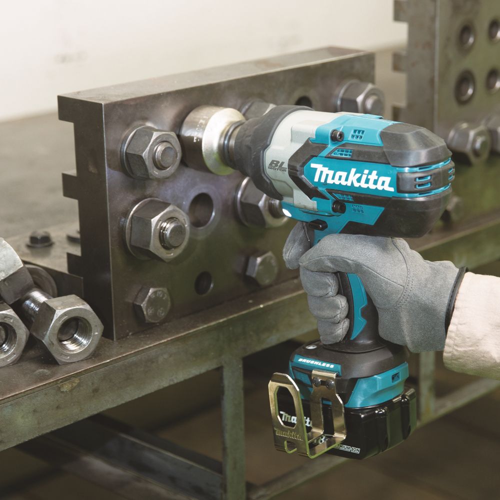 Аккумуляторный гайковерт Makita DTW1001RTJ, 18 В, 1700 Нм, 2200 уд/мин, с 2 АКБ 5 Ач и ЗУ, в кейсе MakPac