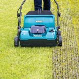 Аккумуляторный скарификатор-аэратор Makita, 40 В, 38 см, 50 л, 3200 об/мин, c 2 АКБ 4 Ач и ЗУ, UV001GM201